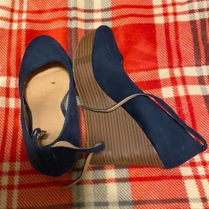 Heels, brand is report. Size is 7 1/2. Color is dark blue.